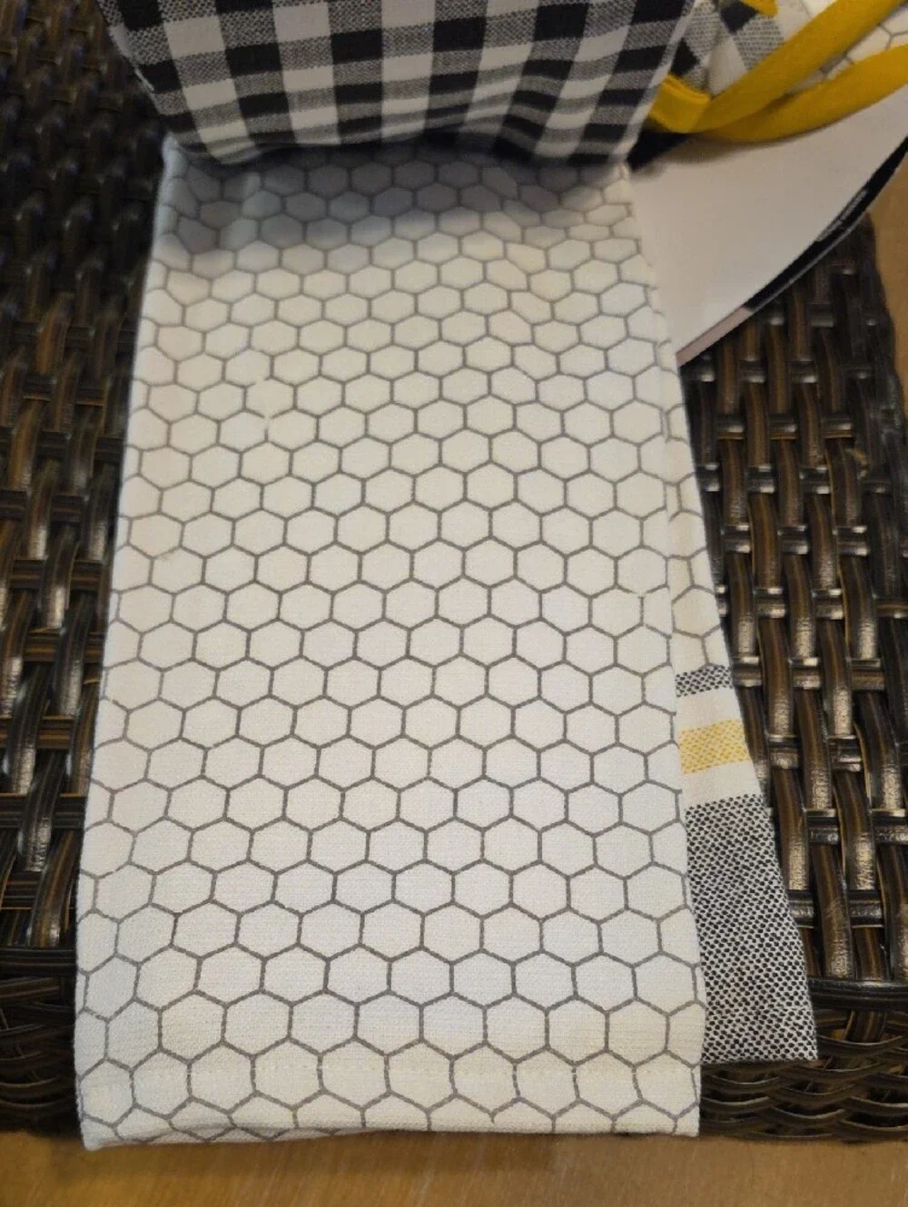 Mainstays 5pc  Black & White Check Pot Holder and Towel Set with Bee NWT